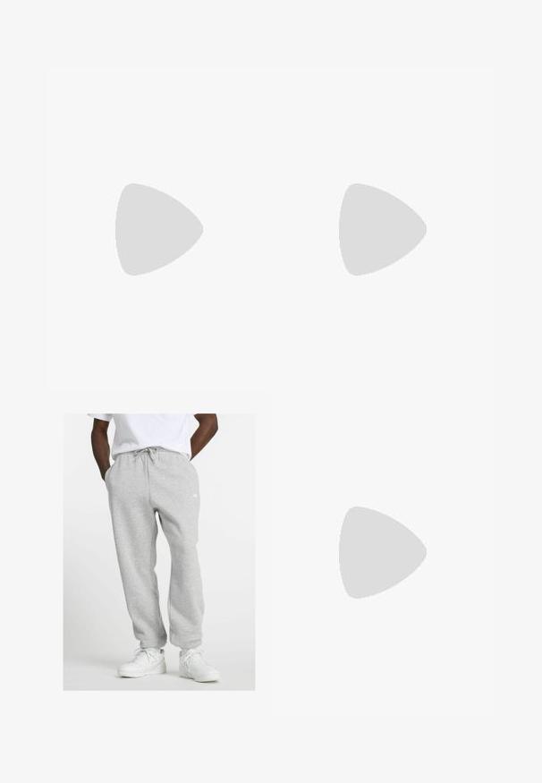 Kék és fekete csíkozott focimez rövid ujjal. Jellemzői a kerek nyak, a Nike logo és a "betsson.sport" felirat világoskékkel.; Férfi világosszürke melegítőnadrágban, fehér cipőben áll, kezét zsebébe dugva, fehér háttér előtt.; Fekete sportcipők fényes és hálós textúrával, vastag talppal és fűzővel, laza olívazöld cargo nadrággal párosítva.; The North Face TERRA LUMBAR 3L UNISEX - Övtáska - asphalt grey/black