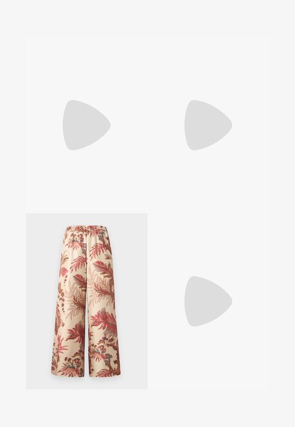Bluză cu model floral în bej deschis, având desene cu frunze roz și maronii, mâneci scurte și un decolteu rotund cu închidere la spate.; Pantaloni largi dintr-un material bej deschis, cu un model floral în nuanțe de roz, roșu și albastru, având o talie elastică.; Balerini din piele neagră, cu vârf rotund, textură netedă, detalii de cusătură minimale și un design al tălpii flexibil.; Geantă de piele maro cu închidere tip capac, accesorii de culoare aurie, curea de umăr și o textură netedă. Formă compactă și rectangulară.
