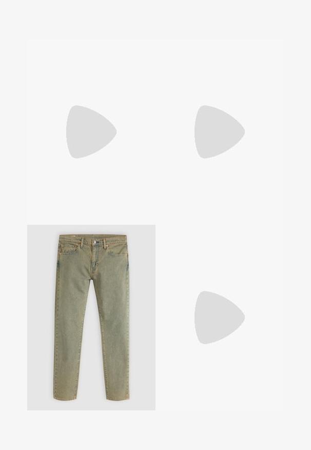 Camisa de futebol rosa com riscas horizontais, logo preto em destaque e detalhes pretos nos ombros. Feita de material respirável.; Calças de ganga verde-claro com um design de perna reta. Apresentam bolsos frontais e traseiros, rebites de cobre e costura bege.; Sapato slip-on preto em pele com um upper liso, acabamentos cosidos, bico arredondado e um salto de borracha baixo. A sola apresenta um padrão de aderência mínimo.; Óculos de sol pretos com forma retangular, lentes escuras, detalhes em prata nas hastes e um acabamento mate na armação.