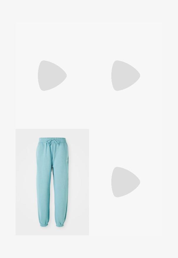 Bjela kratka majica polo s ovratnikom, s diskretnim izvezenim logotipom i bočnim prorezima za lakše kretanje. Glatka tekstura i lagani materijal.; Svijetloplave trenirke od mekog materijala s elastičnim pojasom, detaljem u obliku vrpce i elastičnim manžetama na gležnjevima. Mali logo na strani.; Svijetlosive atletske cipele s mrežastim i sintetičkim gornjim dijelom, s vezanjem, podstavljenim ovratnikom i teksturiranim potplatom za bolje prianjanje.; Naočale tipa avijatičar s gradijentnim plavim staklima, okvirom od srebrnog metala i dekorativnim zvjezdastim naglascima na staklima. Glatki i elegantni dizajn.