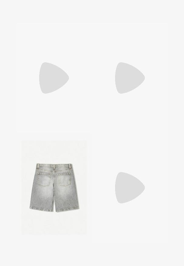 Tricou negru cu mâneci scurte, având un design cu franjuri pe piept. Franjurii sunt din material texturat, adăugând adâncime.; Şorturi din denim gri cu margini desfăcute, având două buzunare la spate și un finisaj decolorat. Construit dintr-un material de greutate medie.; Mule din piele neagră, cu vârf deschis, cu un design elegant și curbat, toc înalt subțire și textură netedă. Interiorul are o culoare deschisă contrastantă.; Geantă tote din material textil negru, cu un design unic în formă de V și o textură netedă. Dispune de un manșon scurt cu detalii hardware minimaliste.