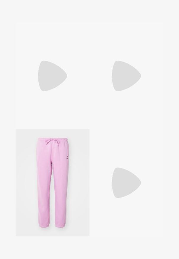 Levi's® T-shirt con stampa - pink/almond/chalk; Pantaloni della tuta rosa chiaro realizzati in tessuto morbido, con vita elastica regolabile tramite un cordoncino e un piccolo logo nero sulla coscia sinistra.; Nike sneakers bianchi e argento con tessuto in rete, dettagli riflettenti e suola beige. Indossati con calze nere, in piedi su una superficie blu.; Orecchini a cerchio in argento con una finitura liscia e lucida. Forma rotonda e chiusura a scatto sicura. Design leggero adatto per l'uso quotidiano.