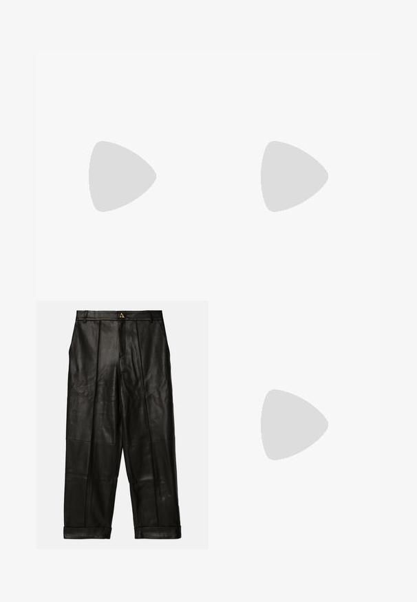 AERON SHORT SLEEVED - Marškinėliai su spaudiniu - creme; AERON ZIMA PANTS - Odinės kelnės - black; Juodas odinis sandalai su kvadratiniu pirštu, plonomis dirželiais, reguliuojamu kulkšnies dirželiu ir žemu kulnu. Yra nedidelis aukso akcentas ant dirželio.; Juodas odinis rankinės modelis su tekstūruotu paviršiumi, turintis dvi vertikalias linijas, dvi petinių dirželių poras ir minimalistinį dizainą.