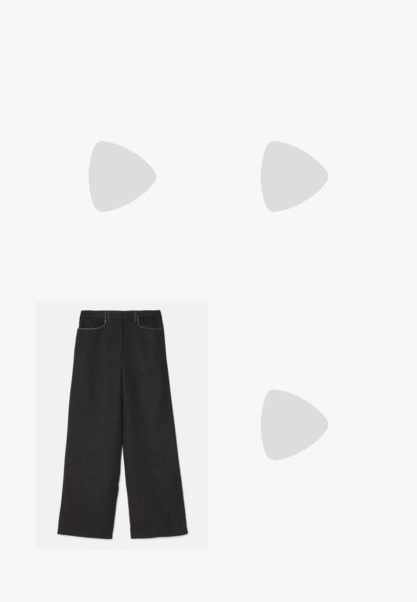 Striped short-sleeve sweater made from a soft material; features navy blue and beige stripes, round neckline, and ribbed hem.; Maje PILAILLE - Trousers - noir; Black flat sandals with a toe post, wide strap, circular metal accent, and a smooth leather finish. Minimalist design with a flat sole.; Black leather handbag with a rounded shape, featuring fringe accents, a long shoulder strap, and a gold chain detail.