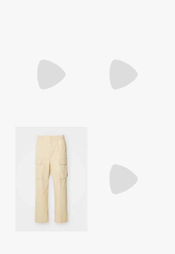 Graues T-Shirt mit kurzen Ärmeln aus Baumwolle; verfügt über ein dezentes Logo in Orange und Burgunderrot auf der Brust. Einfaches Rundhalsausschnitt-Design.; Beige Cargo-Hosen aus Stoff mit einem elastischen Bund und Knopfverschluss. Verfügt über zwei seitliche Taschen und ein schlichtes Design.; Braun und blaue Karohosen mit weitem Bein, kombiniert mit weißen Schuhen mit schwarzen Akzenten und strukturierten Sohlen, vor einem grünen Hintergrund.; Schwarze Schultertasche mit gepolsterter Textur, runder Form und breitem Tragegurt, mit geprägtem Logo auf der Vorderseite.