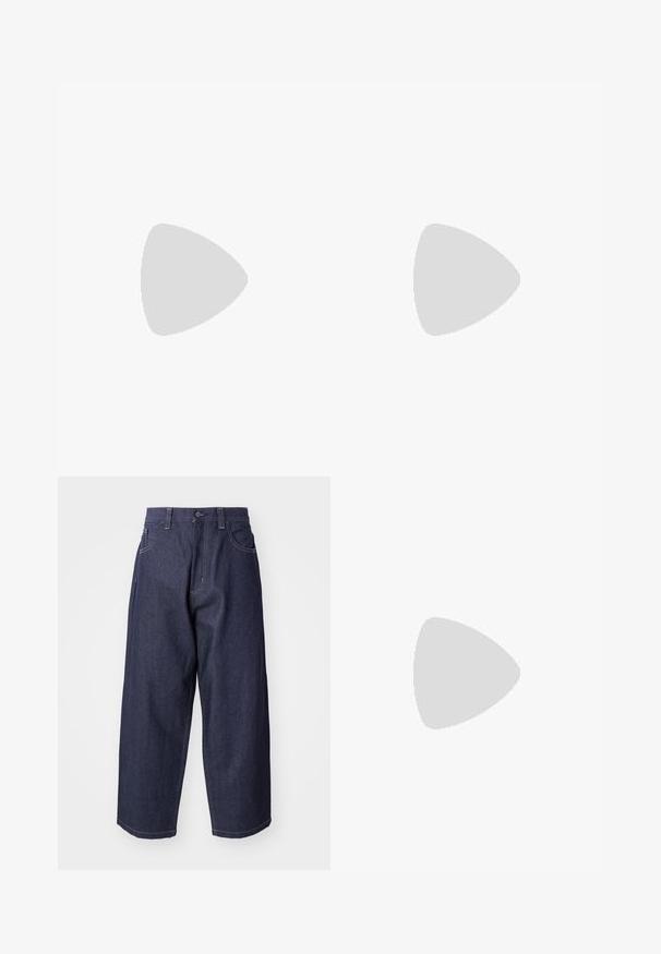 Duas t-shirts da GAP; uma azul marinho com o logótipo "GAP" em branco, a outra branca com o logótipo "GAP" em verde escuro. Feitas de algodão, design de gola redonda.; Jeans de denim azul-escuro com um design largo e solto. As características incluem um fecho de botão, bolsos frontais e costuras visíveis em destaque.; Sapatilha Adidas Superstar preta com riscas brancas, biqueira em concha e texto "Superstar" na lateral, apresentada em perfil lateral sobre fundo branco.; Mala de viagem de couro castanho com fecho de zip, pegas duplas, alça de ombro ajustável e padrões de textura visíveis na superfície.