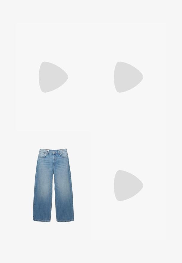 Weißes Langarm-T-Shirt aus weicher Baumwolle, mit rundem Ausschnitt und Raglanärmeln, lockerer Passform und ohne sichtbare Muster.; Hellblaue weite Jeans aus Denim, mit einem klassischen Fünf-Taschen-Design und einem Knopfverschluss. Im ganzen Stoff mit einem verwaschenen Look.; Braune Wildleder-Stiefeletten mit einer weichen Innenauskleidung, gesteppten Akzenten und einer strukturierten Gummisohle für guten Halt. Schlaufe auf der Rückseite für einfaches Anziehen.; Rosa Schal mit weicher Textur, der einen Ombre-Effekt und fransige Ränder für zusätzlichen Stil bietet. Misst ungefähr 70 cm x 180 cm.