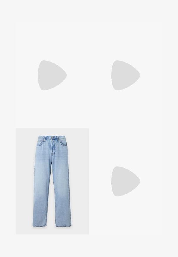 Korte mouw crèmekleurig T-shirt met een groen en blauw bladdesign op de achterkant, met daarboven rode tekst die "BREZL Del MATTINO" zegt.; Lichtblauwe denim jeans met een rechte pasvorm, hoge taille, vijf zakken en sluiting met bovenste knoop. Kenmerkt zich door een vervaagde wassing en contrasterende stiksels.; Witte sneaker met zwarte en grijze accenten, voorzien van een grijze neus met textuur, zwarte rubberen zool en platte witte veters. Schoon ontwerp, minimalistische stijl.; Zwarte stof heuptas met een afgeronde vorm, voorzak met rits en een gladde textuur. Geen zichtbare patronen of accenten. Lichtgewicht ontwerp.