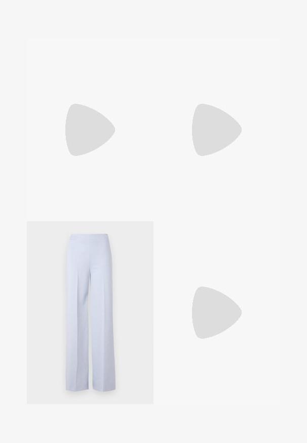 Top branco sem mangas com alças finas, feito de tecido de algodão canelado, apresentando um decote reto e um acabamento limpo na bainha.; Calças largas de tom azul claro, feitas de um tecido suave, com uma cintura alta e pregas frontais que acrescentam estrutura.; Sandal com salto alto preto e design de tiras trançadas, bico quadrado e tira de tornozelo ajustável. Sola em tom bege claro com um salto preto brilhante.; Bolsa de couro preta com um design de topo franzido, apresentando duas alças curtas e uma alça longa ajustável. Textura suave, formato arredondado.