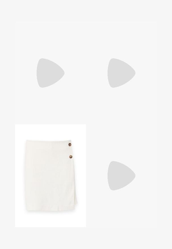 Korte mouwen, V-hals top in marineblauw, muntgroen en lichtblauw met abstracte geometrische patronen en een geraffineerde detail aan de zoom.; Witte rok van een textuurstof, met een wikkelontwerp en twee ronde knopen aan de zijkant voor sluiting.; Zwarte gepolijste leren slingback hakken met een spitse neus, een ronde uitsnede en een blokhak. Voorzien van een gouden gespaccent.; Bruine suède schoudertas met een zachte textuur, voorzien van een enkele schouderband en een subtiele, gebogen bovenopening. Geen zichtbare hardwaredetails.