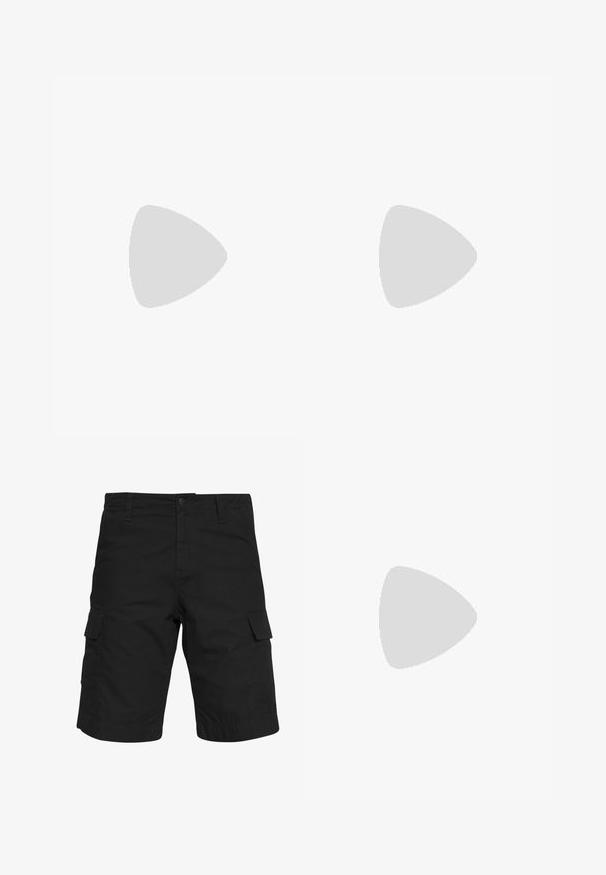 Tricou negru cu mânecă scurtă din bumbac; guler rotund; textură netedă; purtat cu pantaloni bej deschis.; Pantaloni scurți negri din material țesut, cu două buzunare laterale, închidere cu buton și un croi dreaptă ce se extinde până la genunchi.; Pantofi negri din piele, cu vârf rotunjit, design cu șireturi, cusături galbene pe talpă și o talpă groasă din cauciuc negru pentru aderență.; Ochelari de soare Wayfarer cu cadru din plastic texturat de culoare tortoiseshell închis, lentile verzi și logo-ul Ray-Ban argintiu pe bradă.