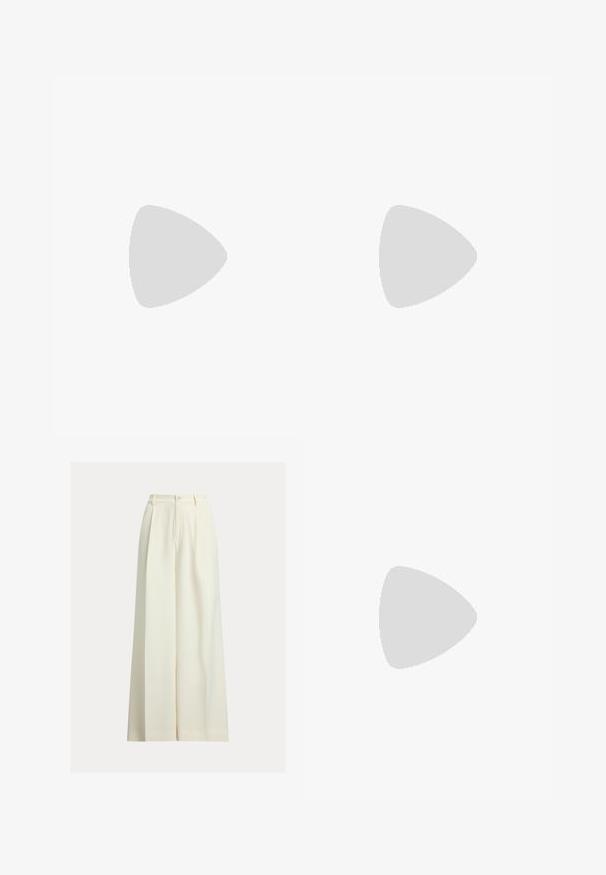 Λευκό κορμάκι με μακριά μανίκια, βαθύ λαιμόκοψη και κλείσιμο με κουμπί στο καβάλο, παρουσιασμένο σε έναν απλό λευκό φόντο.; Εκρού παντελόνες με φαρδιά μπάσκα, κατασκευασμένες από απαλό ύφασμα, με ψηλή μέση, δύο πιέτες μπροστά και κλείσιμο με ένα κουμπί.; Μαύρο δερμάτινο παπούτσι slingback με μυτερή μύτη, μικρό τακούνι και διακοσμητική αγκράφα στο πάνω μέρος. Σmooth υφή, μινιμαλιστικός σχεδιασμός.; Ασημένια δερμάτινη τσάντα χιαστί με υφή, αλυσίδα και λεπτομέρειες από λουρί, και κλείσιμο με φερμουάρ. Διαθέτει λογότυπο στην εμπρός πλευρά.