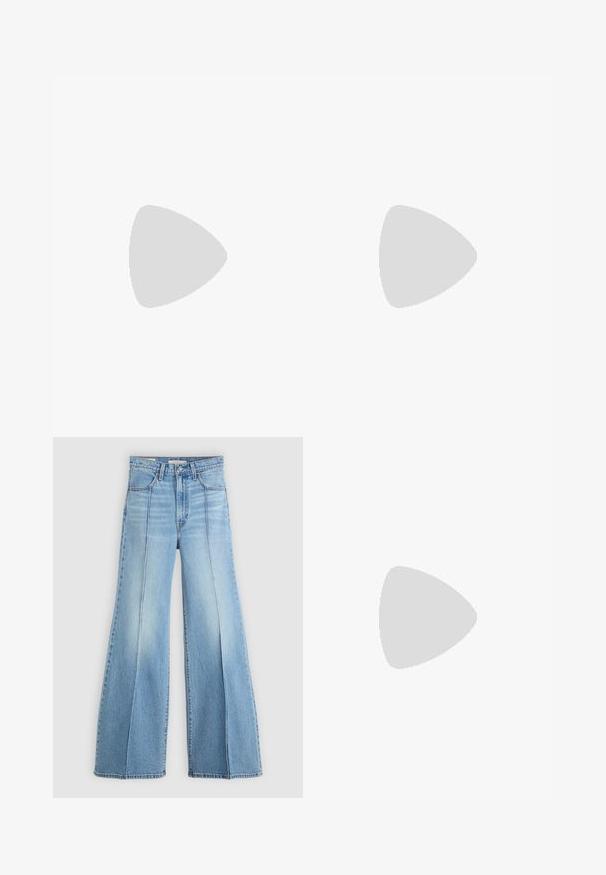 Top alb cu un umăr, cu un guler volan. Confeționat dintr-un material ușor, prezintă o siluetă ajustată și un design fără cusături la umăr.; Jeans de culoare bleu deschis, cu talie înaltă și picioare largi, buzunare frontale și din spate, bucle pentru curea și detalii cu cusături verticale pe față.; Sandalete plate de un roz pal cu vârf ascuțit, realizate dintr-un material asemănător pielii, neted. Prezintă detalii decupate pe laterale și un toc plat.; Geantă sintetică albă, cu formă triangulară, capac frontal plat și detaliu cu fundă, curea ajustabilă, textură netedă și design minimalist.