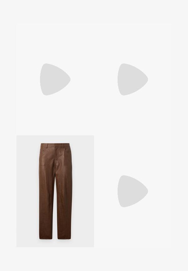 Schwarzes Langarmshirt mit einem schmalen Rundhalsausschnitt, hergestellt aus glattem Stoff. Einfaches Design ohne Muster oder Akzente.; Braune Lederhosen mit glatter Textur, geradem Beindesign und zwei Seitentaschen. Enthält sichtbare Nähte.; Hohe, dunkelbraune Lederstiefel mit einer spitzen Zehe und einem gestapelten Blockabsatz, seitlich vor einem schlichten Hintergrund dargestellt.; Braune Leder-Tote mit einer breiten, strukturierten Form, dünnen Griffen und einer strukturierten Oberfläche. Bietet ein minimalistisches Design ohne sichtbare Beschläge.