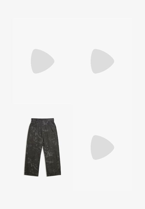 Grå bomullströja med rund hals, korta ärmar och en avslappnad passform. Har en subtil textur med rena sömmar och inga synliga logotyper.; Mörkgrå denimbyxor med en lös passform, med subtila spräckliga mönster och metallbeslag. Femficksdesign.; Svart Nike Air Force 1-sneaker med en slät läderöverdel, perforerad tå för andningsförmåga, svarta snören och en strukturerad gummisula.; Urban Classics BANDANA 3 PACK UNISEX - Scarf - black/yellow/white