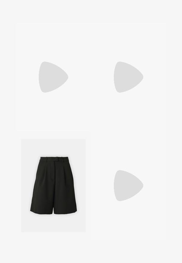 Blau-weiß gestreiftes Oberteil mit asymmetrischem Schnitt, dünnen Trägern und einem Kordelzugbund für eine verstellbare Passform. Leichter Stoff mit glatter Textur.; Vero Moda Tall VMBECCA BERMUDA - Shorts - black; Schwarze Leder-Ballettschuhe mit abgerundeter Spitze, glatter Textur, minimalen Nähdetails und einem flexiblen Sohlen-Design.; Rote Lederhandtasche mit glatter Textur, rechteckiger Form, kurzem oberen Grif und abnehmbarem Schultergurt.