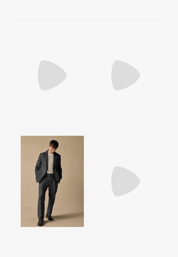 Bežs kokvilnas T-krekls ar īsām piedurknēm un apaļu kakla izgriezumu. Priekšpusē kreisajā pusē ir neliels sarkans Levi's logo. Gluda tekstūra.; Pelēks piegriezts uzvalks ar izgrieztām atlokām un priekšējām kabatām, apvienots ar svītrainu krekli. Biksēm ir brīva piegriezuma forma un krokas detaļa. Brūni apavi.; ALDO BERT - Klasiski puszābaki - black; Melnas taisnstūra formas saulesbrilles ar tumšiem stikliem, bieza plastmasas rāmja, zelta akcenti pie tempļiem un zīmola logo iegravēts roku daļā.