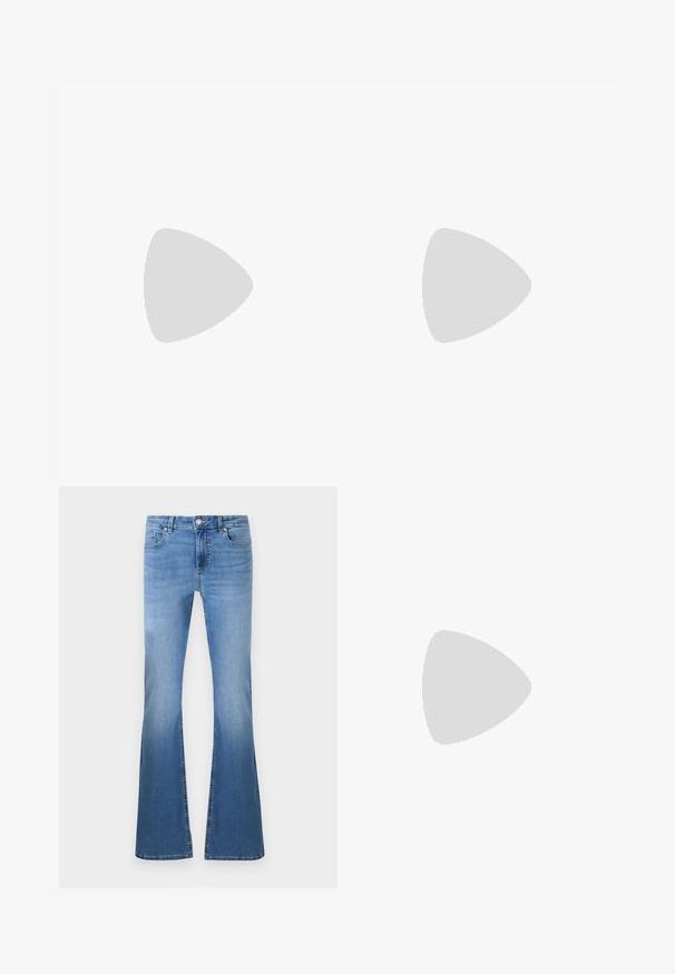 Zwarte jumpsuit met lange doorschijnende mouwen in een gestructureerd tijgerstrepenpatroon, en een nauwsluitend zwart lichaam met een stringcut onderkant.; Lichtblauwe flared jeans met een vervaagde afwerking, voorzien van een voorzijde knoop- en ritssluiting, vijf zakken en zichtbare stikseldetails.; Zwarte leren enkelboots met een ronde neus, vetersluiting aan de voorkant en een dikke rubberen zool met een gestructureerd profiel. Trekbandje aan de achterkant.; Zilveren hoepel oorbellen met een minimalistisch ontwerp. Cirkelvormig, gladde textuur en dun profiel. Lichtgewicht met een gepolijste afwerking.