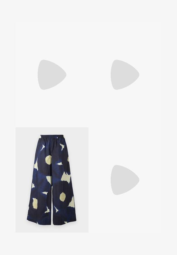 Mørkegrå t-shirt med et blomsterdesign i forskellige nuancer af grå og sort, kortærmet og med rund halsudskæring.; Blå og cremefarvede mønstrede brede bukser med elastisk talje. Materialet virker let og tekstureret. Har uregelmæssige former hele vejen igennem.; Grå stribede bukser med brede ben og en glat tekstur, parret med sorte læderballerinaer med rund tå.; Calvin Klein PAPER BAG CROSSBODY  - Skuldertasker - antique white