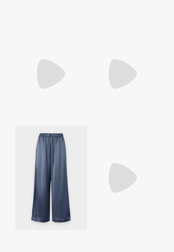 Weißes, geripptes Tank-Top aus Baumwolle mit einem runden Halsausschnitt und einem schwarzen gestickten Logo auf der oberen linken Seite. Schlichtes Design, ärmellos.; Satin-Hose mit weitem Bein in Dunkelblau, mit elastischem Bund und verstellbarem Kordelzug. Verfügt über eine glatte Textur und schmal zulaufende Säume.; Schwarze Lackleder-Slingbacks mit einer spitzen Zehenform, verstellbarem Riemen und einem quadratischen Mid-Heel. Glatte Textur mit glänzendem Finish.; Geflochtene Strohtasche mit braunen Lederakzenten und -griffen. Besitzt ein ausgeschnittenes Logo und kontrastierende horizontale Bänder.; Goldfarbener Brosche mit einem geknoteten Design, sanften, geschwungenen Linien und einer filigranen Form, die eine polierte Oberfläche widerspiegelt.