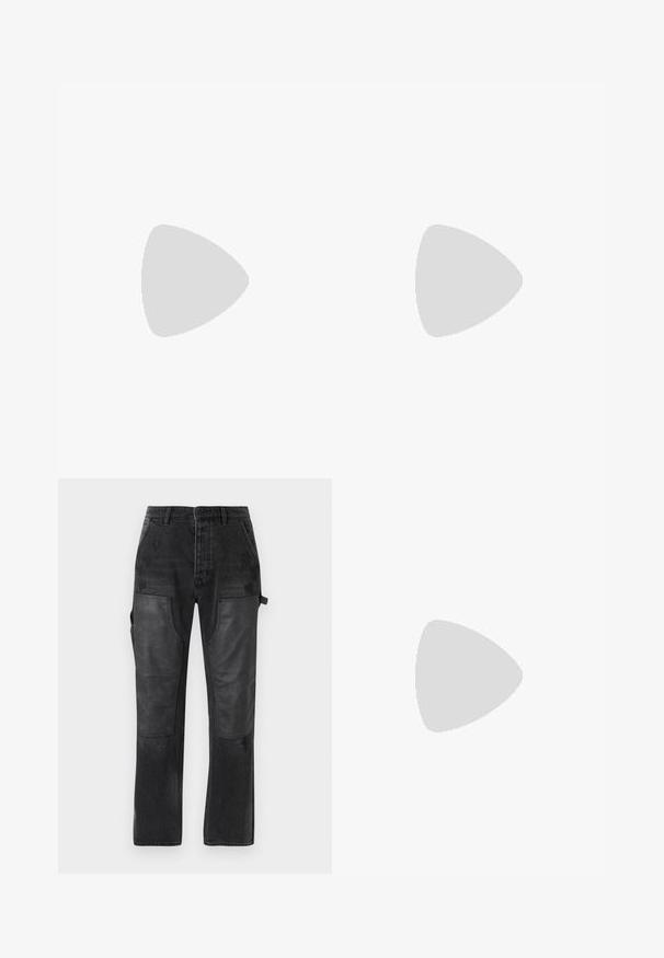 Balta kokvilnas T-kreklā ar apaļu kakla izgriezumu, īsām piedurknēm un sarkano "KSUBI".logo, izšūtu kreisajā krūtī. Mīksta tekstūra.; Melna džinsu bikses ar kontrastējošiem melniem ādas paneļiem, taisna kāju dizains un smalki nolietotas detaļas audumā.; Melna ādas Čelsijas zābaks ar elastīgām sānu daļām, noapaļotu purngalu un strukturētu zoli. Dizains uzsver elegantu, modernu profilu.; Melns maisiņš ar teksturētu audumu, ar sarkano ielāpu ar logo, ar rāvējslēdzēju un pelēku siksnu ar iegravētu zīmola nosaukumu.