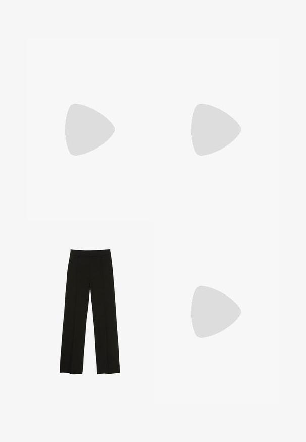 Svetlomodrá košeľa s horizontálnymi bielymi pruhmi, krátkymi rukávmi, okrúhlym výstrihom a voľným strihom. Vyrobená z mäkkej bavlnenej látky.; Čierne široké nohavice vyrobené z hladkej tkaniny, so priliehavým pásom a jemnými prednými záhybmi pre zvýšenie textúry.; Čierne lakované kožené lodičky na podpätku s špicatou špičkou, výrezovým dizajnom na boku a malým štvorcovým podpätkom. Hladký povrch s minimálnymi akcentmi.; Čierna kožená kabelka so štruktúrovaným prevedením, horným madlom a detailom zlatého kovového uzáveru na prednej strane. Hladká textura, minimálne šitie.