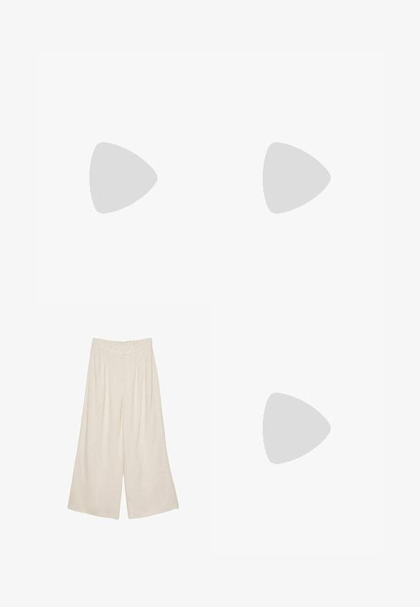 Langærmet stribet top med creme- og mørkebrune striber, blødt stof, rund hals og tætsiddende design.; Lette beige bredde ben bukser i linned med plisseret design og elastisk talje for komfort og nem påklædning.; Flade sandaler med en lys gummisål, designet med tre overlappende hvide læderremme og en lille sløjfe detalje i midten.; PULL&BEAR HALF MOON  - Håndtasker - white