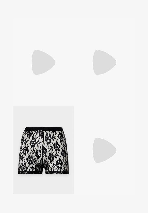 Top din denim cu umeri goi, cu mâneci pufos cu carouri, având un corp cu un model roșu și albastru și margine zimțată. Include bretele ajustabile.; Pantaloni scurți din dantelă neagră cu un model floral și talie solidă neagră în contrast. Design transparent cu textură moale, lungime până la mijlocul coapsei.; Pantofii slingback din piele neagră, cu vârful ascuțit, curele decorative cu ochiuri din metal și toc bloc mic. Suprafață texturată.; Geantă din piele patent neagră, cu o formă rectangulară, mânere din lanț și un accent distinctiv din metal în centru. Textură netedă.