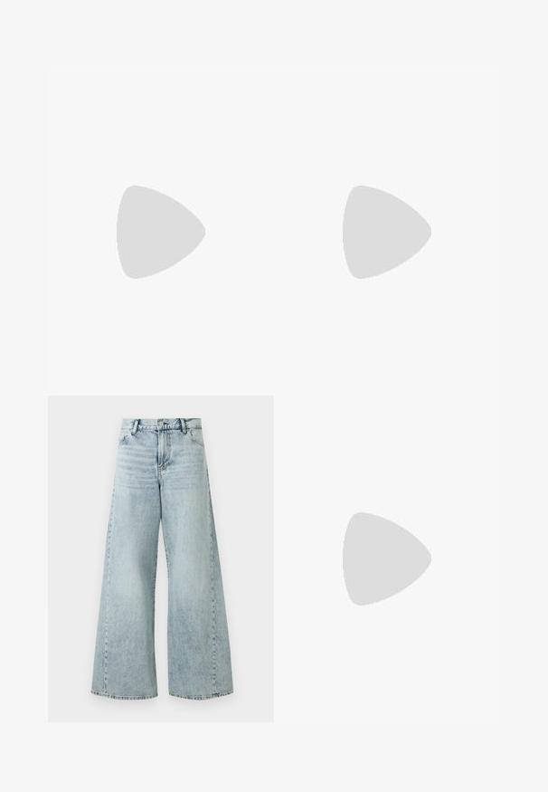 To ribbede tanktops, en hvid og en mørkebrun, med ærmeløse designs og runde halsudskæringer, stablet side om side.; Lysblå denim bukser med bred ben og høj talje, med knaplukning, fem lommer og frynset kant.; Sorte læder ankelstøvler med spids tå og en lav hæl. Har en glat overflade og et lille guld logo detalje på siden.; Hvid faux læder håndtaske med korte hanke, justerbar skulderrem og guldtonet hardware; har et subtilt logo foran.