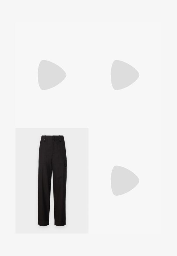 Haut marron sans manches au design drapé, un côté froncé avec une sangle texturée et un détail de boucle adjustable. Finition en tissu lisse.; Pantalons cargo en coton noir avec une coupe droite, dotés de deux poches latérales et de revers. Fermeture par bouton et zip à l'avant.; Mules à talons hauts en cuir noir, avec un design à bout ouvert, pointu, texture lisse et un fin talon aiguille.; Sac à main en cuir noir de forme rectangulaire, texture lisse, et avec une courte poignée. Équipé d'un fermoir métallique.