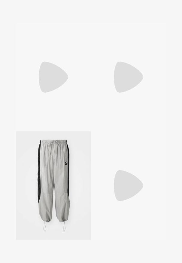 Due canottiere senza maniche: una bianca e una nera, realizzate in cotone morbido, con colli rotondi e senza motivi o accessori visibili.; Pantaloni grigio chiaro con pannelli laterali neri, vita elastica con cordoncino e polsini elastici. Realizzati in materiale leggero, presentano una patch con il logo.; Sneaker slip-on a scacchi bianchi e neri con tomaia in tela liscia, accentuato da una suola bianca, indossato con una calza bianca e pantaloni di jeans.; Occhiali da sole sportivi neri con design avvolgente, lenti grigie e dettagli in gomma per una migliore aderenza. Presentano il logo Nike bianco sui lati.