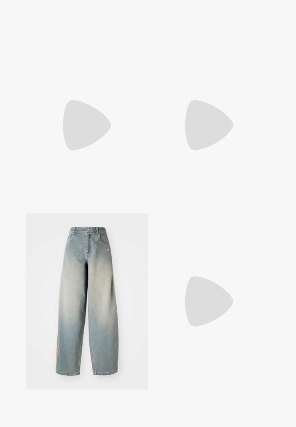 To cami-toppe: en i beige og en i lys grå. Hver har tynde stropper og en bølget udskæring, lavet af et blødt, strækbart stof.; Lyseblå denim wide-leg jeans med en falmet finish. Har frontlommer, en knaplukning og et subtilt logo på taljen.; Blå ruskind sneakers med hvide striber, gummisål, rund tå og stofsnørebånd. Bærer cremefarvede sokker på en grøn overflade.; Aviator-solbriller med gradient blå linser, sølvmetalramme og dekorative stjerneakcenter på linserne. Glat og strømlinet design.