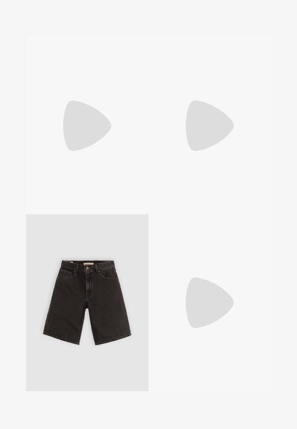 Zwarte geribde tanktop met brede schouderbanden en een ronde halslijn, aansluitende pasvorm, gemaakt van een rekbare katoenmix.; Zwarte denim shorts met een rechte snit, vijf zakken en metalen hardware, van een gestructureerde stof met een standaard tailleband.; Zwarte flip-flop met een textuur voetbed, ribbelzool en dubbele banden die over de bovenkant kruisen, gemaakt van lichtgewicht, flexibel materiaal.; Rode acetaat zonnebril met een geometrische cat-eye vorm, bruin getinte lenzen en subtiele metalen accenten bij de scharnieren.