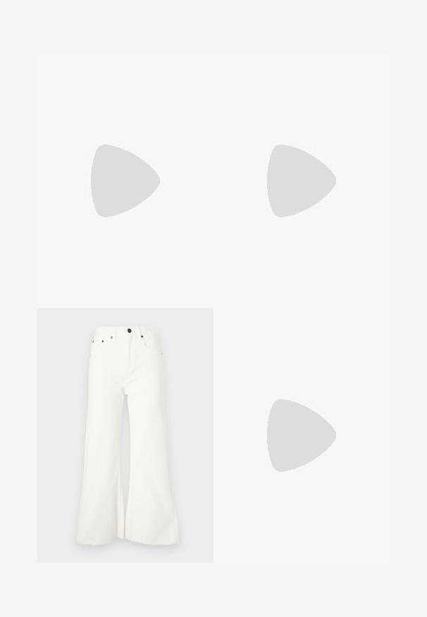 Valkoinen puuvillapaita, jossa on värikäs graafinen kuvasto, joka esittää kahta tyyliteltyä hahmoa erilaisilla kuvioilla ja aksentteilla.; Valkoiset flare-farkut korkealla vyötäröllä, joissa on viisi taskua ja raaka helma. Varustettu metallisilla osilla ja napituskiinnityksellä.; Mustat nahkaslingback-kengät, joissa on terävä kärki, ohut nilkkaremmi ja stiletto-korko. Yksityiskohtana on solmittu detali vampissä.; Ruskean teksturoidun nahkasta valmistettu crossbody-laukku, jossa on kultaketjuhihna ja läppäkiinnitys. Edessä on logodetail ja tasku läppäisen alla.