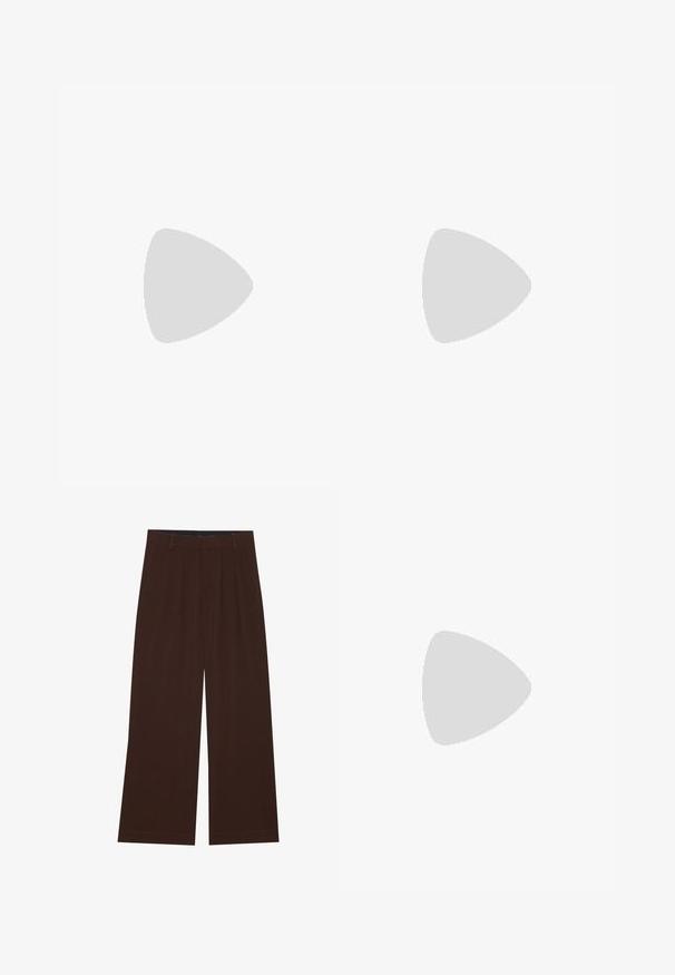 Barna és sárga csíkos pólóing, rövid ujjak, három gombos gallér, pamut anyag, texturált szövet változó szélességű csíkokkal.; Barna, széles lábú nadrág, plisszézett részleggel. Simább anyagból készült, szabott derékkal és oldalsó zsebekkel rendelkezik. Lapos szegéllyel az alsó részen.; Barna sneaker, amely velúr és vászon anyagok keverékéből készült, fehér Nike pipa logóval és érdes gumitalppal rendelkezik.; Fekete téglalap alakú napszemüveg sötét lencsékkel, vastag kerettel, finom díszítésekkel az oldalán, és a márkanevet leszámítva látható logók nélkül.