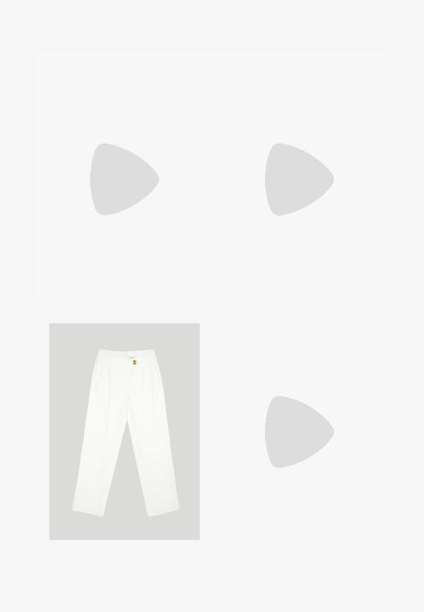 Top de canalé sin mangas azul marino con cuello redondo y aberturas laterales, hecho de una tela suave para mayor comodidad y facilidad de movimiento.; Pantalones blancos de pierna ancha hechos de una tela suave. Presenta un cierre con un solo botón amarillo y un diseño con pliegues en la parte delantera. Sin bolsillos visibles.; Zapato de tacón negro de cuero con punta afilada y tacón bajo cuadrado. Presenta una correa para el tobillo con una hebilla en tono dorado. Textura suave.; Bolso negro con forma estructurada, textura suave y un cierre metálico. Combinado con pantalones anchos negros y sandalias de dedo en un suelo de madera.