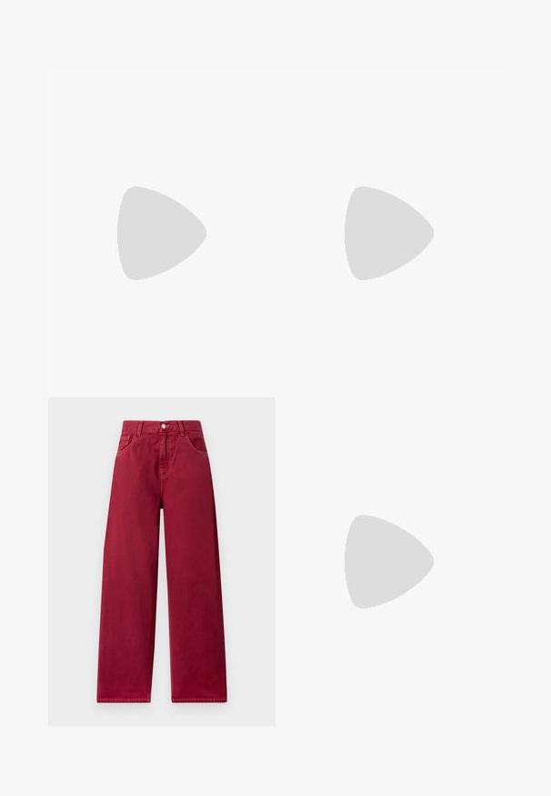 Marineblå, kortermet polo med V-hals, hvitstripet krage og korte ermer, med en liten logo på venstre bryst.; Videbukser i en dyp burgunderfarge, laget av robust denim, med frontlommer og belteknapplukking i livet.; Nike Sportswear FIELD GENERAL - Joggesko - off-white/black; Beige flettet stråveske med hvit skinnkant, doble gullkjedehåndtak og rektangulær form. Overflaten har et teksturert mønster.