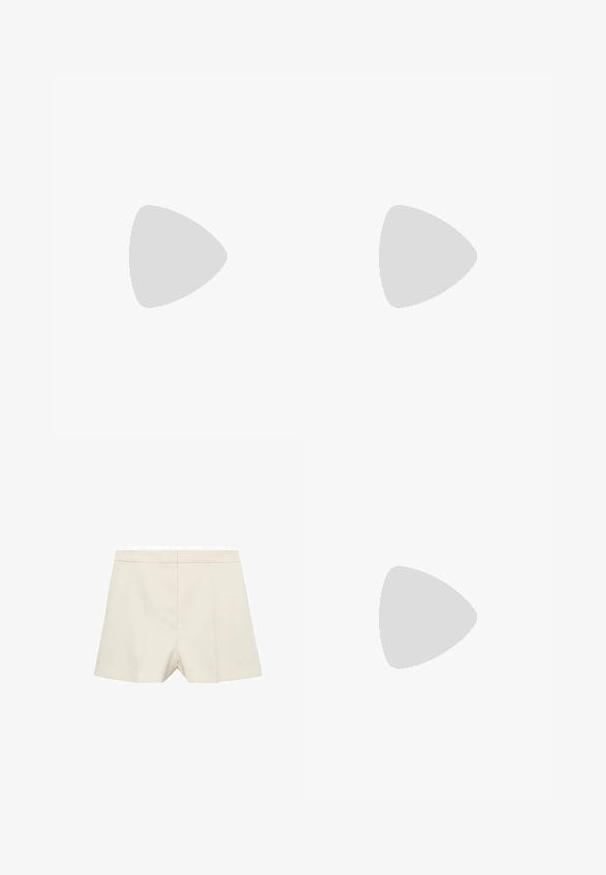 Asymmetrisk krämfärgad topp med en axelrem. Har svart blommönsterbroderi på axeln. Slät tyg med en figurnära design.; Krämfärgade shorts med skräddarsydd passform, som har en slät yta, platt front och subtila veck. Enkelt design utan utsmyckningar.; Svarta lädersandaler med platta sulor, breda remmar och en fyrkantig utskärning. Texturerade och släta ytor.; CHLOÉ Solglasögon - black; Svart läderhandväska med flätade handtag, texturerad yta, dragkedjeförsedd framficka och dekorativa fransdetaljer. Kompakt och strukturerad form.