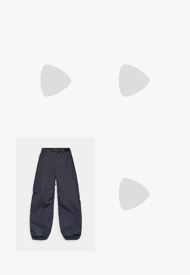 Bež majica za bicikliste kratkih rukava s prednjim patentnim zatvaračem, mrežastom teksturom i malim bijelim logom na lijevoj strani prsnog koša.; Tamno sivi cargo hlače izrađene od mekog, izdržljivog materijala. Imaju širok, slobodan kroj, više džepova i remen za podešavanje struka.; Crne slip-on tenisice s teksturiranim gornjim dijelom i gumenim potplatom. Imaju sivi kružni akcent i elastični remen preko instep-a za dobar fit.; Crne pravokutne sunčane naočale s tamnim lećama, širokim okvirom i vitkim crnim drškama. Imaju logotip na sljepoočnicama. Glatka tekstura.