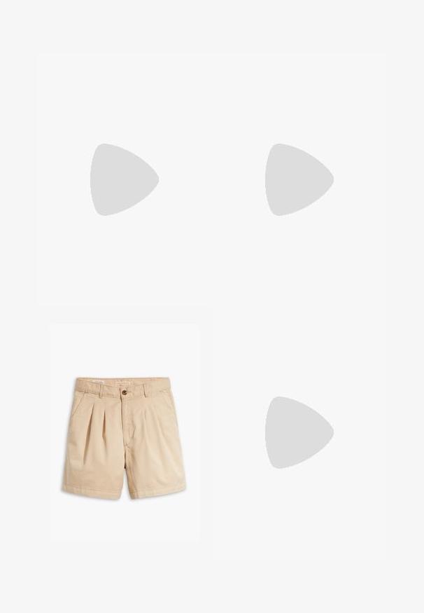T-shirt jaune surdimensionnée avec des manches raglan, en matière douce ; présente un col rond et un design simple et sans couture.; Shorts beiges en coton, avec un design plié à l'avant, une fermeture à un bouton et des poches latérales. Ourlet standard sans motifs.; Sandales à talons vernies noires avec un bout carré, des sangles autour de la cheville et des boucles en argent. Dotées d'un talon bloc épais pour plus de stabilité.; Sac fourre-tout en cuir noir avec une texture lisse, de forme rectangulaire et deux longues poignées. Pas de matériel ou d'ornementations visibles.