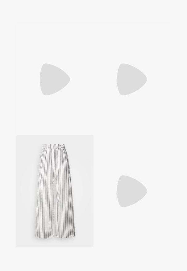 Marineblauwe katoenen T-shirt met een ronde halslijn, korte mouwen en een ontspannen pasvorm. Zachte textuur en minimalistisch ontwerp, geen zichtbare patronen.; Brede broekspijpen in een gestreept patroon, met een witte basis en donkergrijze strepen, gemaakt van een lichtgewicht stof met een gladde textuur.; Zachtroze slingback ballerina's met een spitse neus, gemaakt van een glad leerachtig materiaal. Bevat uitsnijdingen aan de zijkanten en heeft een platte hak.; Witte leren handtas met een gestructureerd ontwerp, voorzien van een magneetsluiting en een schouderriem, tentoongesteld tegen een neutrale achtergrond.