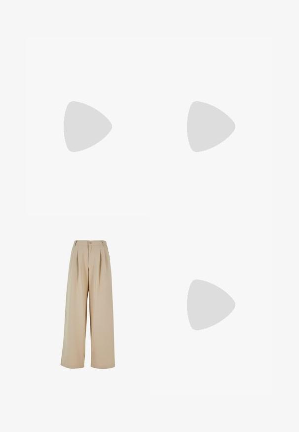 Langarmshirt in Schwarz und roten Streifen, runder Halsausschnitt, Baumwollstoff, lockere Passform, mit geradem Saum und Seitennähten.; Beige weit geschnittene Hosen mit gefaltetem Vorderteil, Knopfverschluss und glatter Textur. Verfügt über einen taillierten Bund und seitliche Taschen.; Silberne Fußballschuhe mit schwarzen Streifen und einem eleganten Design, kombiniert mit strukturierten grauen und goldenen gerippten Socken sowie einem gemusterten Rock.; Braune Handtasche aus Leder mit einer weichen, strukturierten, fellartigen Außenseite, schlankem Design, einem kurzen Griff und einem abnehmbaren Schultergurt.