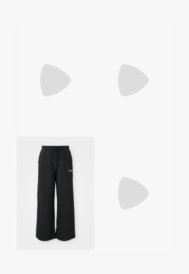 T-shirt en coton noir avec un col rond et des manches courtes. Dispose d'un logo graphique blanc sur la partie supérieure gauche de la poitrine.; Pantalons de survêtement larges noirs en tissu doux, dotés d'une taille élastique avec cordon de serrage et d'un petit logo sur le côté gauche.; Baskets de sport noires avec une surface texturée, des accents gris et des lacets. Présente un logo de marque bien visible et une semelle rembourrée pour le soutien.; Sac à épaule en tissu à carreaux gris avec une forme arrondie, des brides nouées et une fermeture zippée. Texture douce avec un motif en quadrillage.