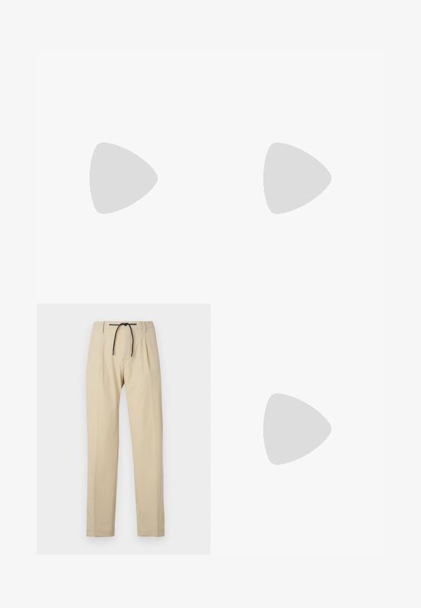 Polo din galben pal, realizat din bumbac moale. Prezintă un guler clasic, o închidere cu trei butoane și mâneci scurte. Logo-ul subtil al mărcii pe piept.; Pantaloni bej cu croială dreaptă, având talie cu șnur, față pliată și textură netedă. Design simplu și versatil.; Lofer din piele neagră, cu vârf rotund, detalii cusute subtile și toc jos, având o textură netedă și un design minimalist.; Plică din piele neagră cu suprafață texturată, buzunar frontal cu fermoar și curea pentru încheietura mâinii detasabilă. Dispune de un patch cu logo pe față. Formă rectangulară.