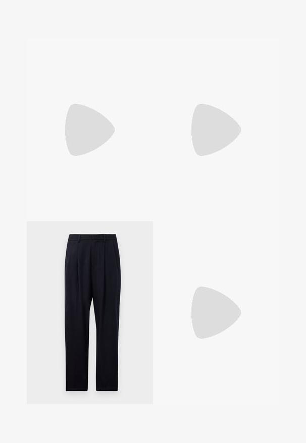 Tricou alb din bumbac, cu un imprimeu al unei mâini ce are o formă de inimă neagră, completat de un braț cu un design în dungi albastre și albe.; Pantaloni bleumarin cu o croială dreaptă, cu un material texturat, două pliseuri frontale, curea pentru brâu și închidere cu fermoar.; Pantofii negri din material textil, cu accent din piele netedă pe partea superioară, design cu vârf rotund și talpă din cauciuc de profil redus.; Geantă crossbody din piele neagră, cu un compartiment cu fermoar, detaliu cu logo și o curea ajustabilă cu marcă. Pură împotriva unui pulover texturat de culoare bleumarin.
