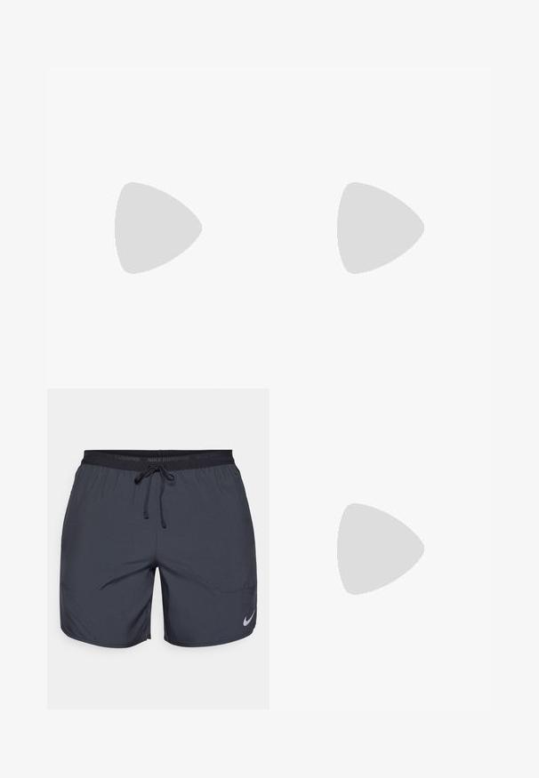 Krátky rukáv, športové tričko s okrúhlym výstrihom v svetloružovej textúrovanej látke s rôznymi odtieňmi. Obsahuje malé biele logo na hrudi.; Běžecké šortky Nike v tmavě šedé barvě, s elastickým pasem a šňůrkou na stažení, a stříbrným logem na spodní části pravé nohavice.; Biele športové topánky s sieťovaným zvrškom, hladkými textúrovanými prekrytiami, šedými akcentmi, šnúrkami a odpruženou podrážkou navrhnutou pre výkon.; Slnečné okuliare s bielym rámom, so sivými akcentmi a modrými zrkadlovými sklami. Športový dizajn, okrúhly tvar a nastaviteľné nosové podložky.