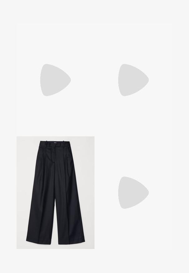 Roberto Cavalli Débardeur - giallo; By Malene Birger ESSENTIALS CYMBARIA - Pantalon classique - black; Havaianas SLIM - Sandales tongs - black; La Manso ROUNDED EARRINGS  - Boucles d'oreilles - gold-coloured