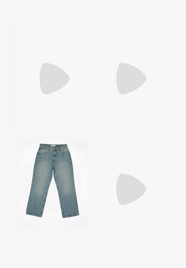 Il tessuto lavorato a maglia in un colore malva smorzato presenta strisce diagonali testurizzate, creando sottili variazioni di profondità e ombra sulla superficie.; Jeans in denim azzurro chiaro con vita alta e vestibilità ampia. Presentano tasche frontali, zip e dettagli di cucitura in evidenza.; adidas Originals CAMPUS 00S - Sneakers basse - core black/footwear white/off-white; Anello dorato con un motivo di leone in rilievo su sfondo nero, incorniciato da una banda circolare incisa con il nome del marchio.