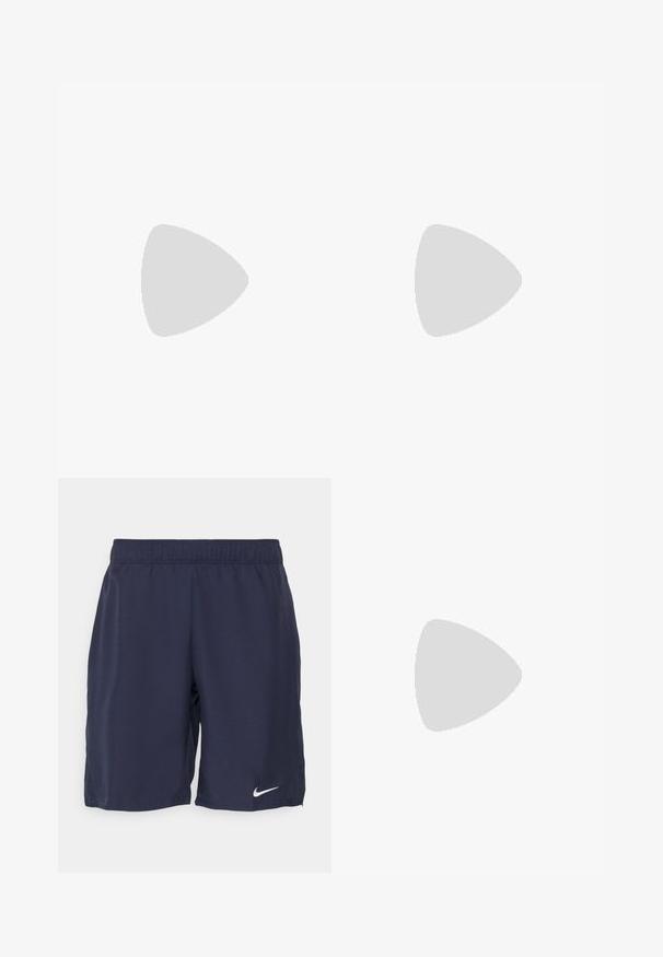 Jack & Jones JOROMBRE TEE CREW NECK - Tricou cu imprimeu - periscope; Shorts atletici de culoare bleumarin, confecționați dintr-un material neted, având un brâu elastic și un logo alb Nike pe partea stângă a gambelor.; Saboți bej cu vârf rotund, accent cu cataramă ajustabilă și talpă din plută. Suprafață texturată cu o talpă din cauciuc negru pentru aderență.; Ochelari de soare cu ramă țestoasă și lentile maro, cu formă rectangulară și accente din metal pe cadru. Design elegant cu brațe subțiri.