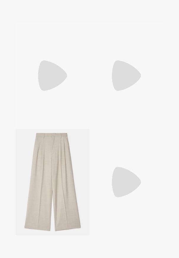 Blaue Pailletten-Bluse mit rundem Ausschnitt, ärmellosem Design und glatter Innenausstattung. Pailletten erzeugen eine reflektierende, strukturierte Oberfläche.; Beige weit geschnittene Hose mit glatter Textur, Frontfalten, flachem Bund und maßgeschneidertem Design für eine lockere Passform.; Schwarze Lederloafers mit runder Zehenform, dekorativem Fransenbesatz und goldenen Hardware-Akzenten. Dicke Gummisohle für zusätzlichen Halt und Strapazierfähigkeit.; Rotes Bandana-Tuch aus Baumwolle, mit weißen Paisley- und Punktmustern, in dreieckiger Form und mit einem Etikett in der unteren Ecke.